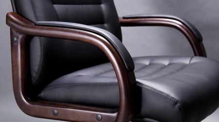 Перетяжка кресла руководителя